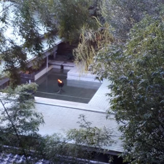 向かいの建物から見た景色
