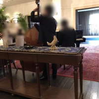 挙式前のゲストルーム。お菓子や音楽の生演奏があります。