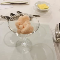 ソルベパフォーマンスがあります。春はさくらんぼソルベです。
