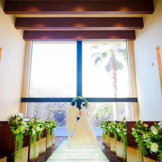 結婚式当日は、花をすべて生花にすることもできます。