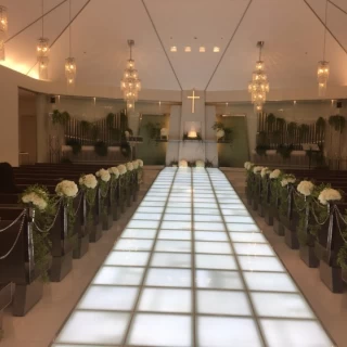 白ベースに緑のチャペル