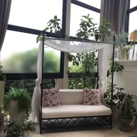 白基調のラグジュアリーな披露宴会場に隣接したガーデン