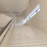 真っ白なラグジュアリーな披露宴会場