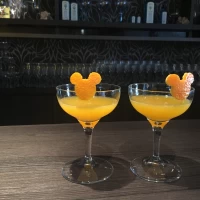 オレンジジュースにミッキー