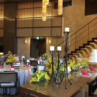 大人な雰囲気の会場でのコーディネート