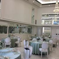 白基調のラグジュアリーな披露宴会場