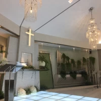 バージンロードがライトアップされてる様子