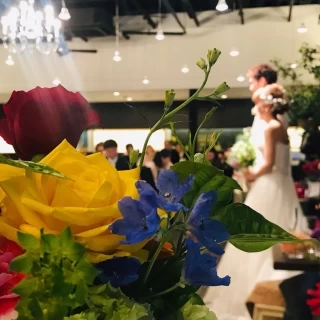 鮮やかな色のお花が会場の雰囲気に映える。