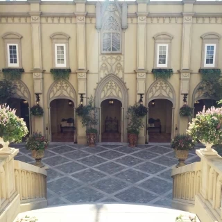 階段を下り、参列者の方と写真撮影があります。