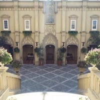 階段を下り、参列者の方と写真撮影があります。