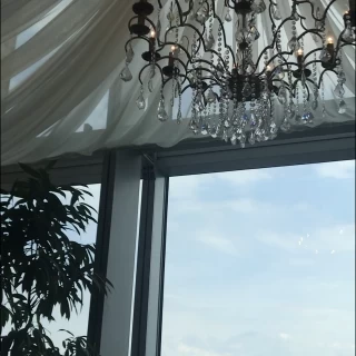 天井が低めでも、空が見え、見晴らしがいいので広く感じる。