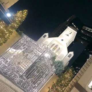 夜にはライトアップされ
とても綺麗でした。