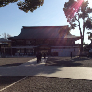 人気の神社 見学日は実際の結婚式を行っていたので 神殿内は見学できません 口コミ 評判 寒川神社 ウエディングパーク