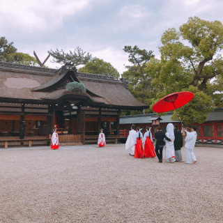 花嫁行列の赤い傘