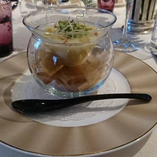 フォアグラのロワイヤル ポワロー葱とポテトのヴルーテを注いで