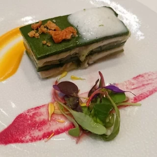 葉野菜と鶏肉のオペラ仕立て
前菜です。