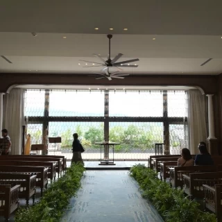 光が多く入る挙式会場