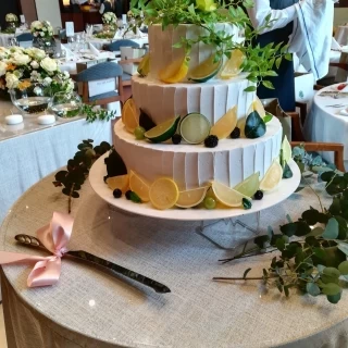 ナチュラル系のウエディングケーキ。こちらは本物ではありません