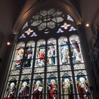 200年前のステンドグラスで厳かな空間⛪️