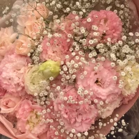 ピンクの薔薇やトルコキキョウ、かすみ草が可愛い贈呈用花束♥️
