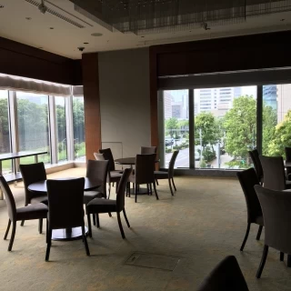 窓が2面ある会場。