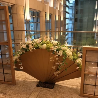 挙式前スペース。マンダリンのマークとお花の組み合わせが可愛い