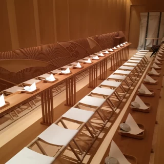 木の彫刻や壁もオシャレで凝っています