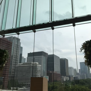 十字架はシンプルです。上半分の窓は青みがかってます。