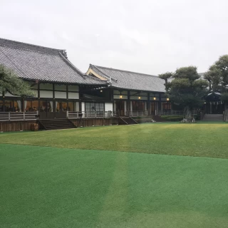 雨の日の庭の様子。高いビル見えず、ここだけの空間が広がります