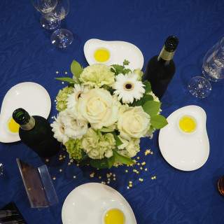 紺のテーブルクロスに白とグリーンのお花で飾ってもらいました。