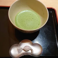 披露宴会場待ち合いで、ウェルカムドリンクとして抹茶のサービス