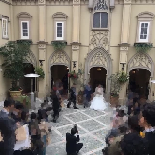 チャペルを出た後もステキな広場で写真撮影