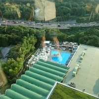 披露宴会場前の廊下からはプールが見えます