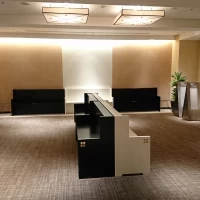参列者はソファで待つことができます