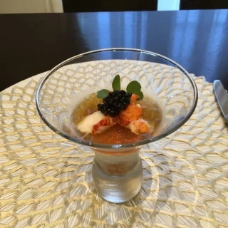 前菜。コンソメのジュレが珍しい