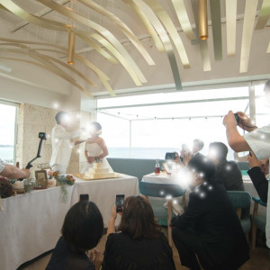 ひな席横でケーキイベント|531903さんのブルー インフィニティー／ILE DE RÉ (イル・ド・レ)●小さな結婚式の写真(780791)