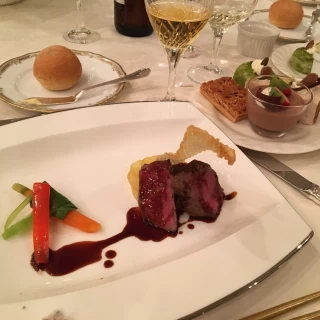 ステーキ。ソースとトリュフ塩も添えていただきました。
