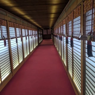 歴史のある廊下。ここで写真をとっても素敵そう。