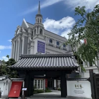 和と洋が混ざるお屋敷のような外観