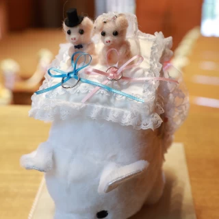 母手作りの豚さんリングピロー