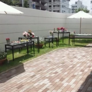 披露宴会場の横に併設のお庭。イメージより少し狭かったです。