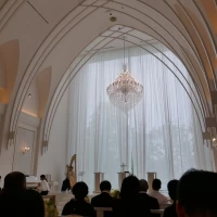 白をベースにした、綺麗で落ち着きのある式場でした。