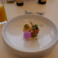 前菜。オマール海老、キャビア、ズワイガニ、帆立貝。美味い。