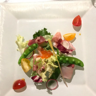 前菜イタリア産プロシュートと本日の鮮魚のマリアージュ季節野菜