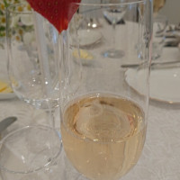 乾杯グラスにハートのイチゴをつけることができます
