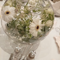 各テーブルに、シンプルにガラスボウルの中に高砂に使用した花を