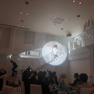 階段をお姫様抱っこで降りる