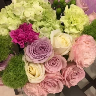 卓上のお花もとてもかわいく、新婦のイメージに合っていた