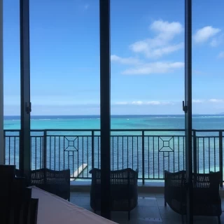 外に海を眺める椅子があります