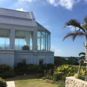 ガラス張りの会場|532542さんのモントレ・ルメール教会（ホテルモントレ沖縄スパ＆リゾート）チュチュリゾートウエディングの写真(785512)